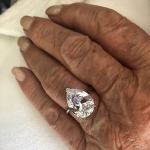 Spectacular cz pear shape sz 8 ring about 6 karet
